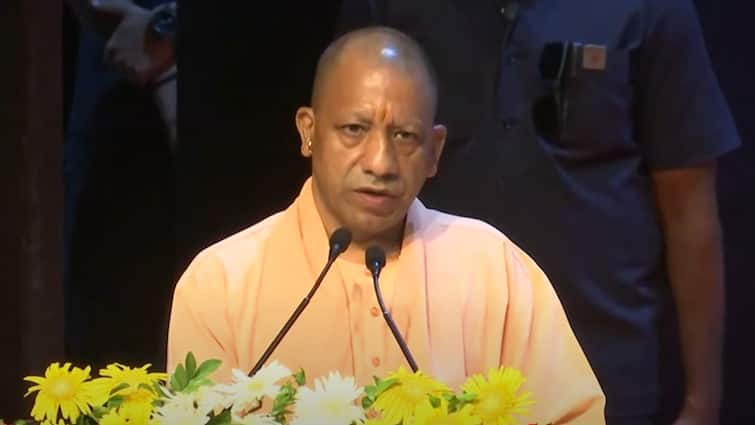 CM Yogi Adityanath on 50 Years of Emergency Mention Mulayam Singh and Lalu Yadav मुलायम सिंह और लालू यादव का जिक्र कर इमरजेंसी पर CM योगी का बड़ा दावा, कहा- बहुत यातनाएं झेली