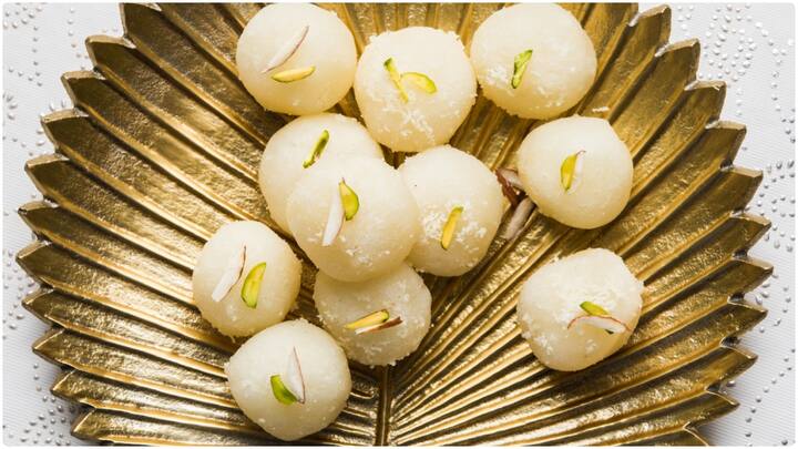 ఇప్పుడు రసగుల్లా బాల్స్ని షుగర్ సిరప్లో వేసి ఉడికించాలి. ఉడికితే అవి పెద్దగా ఉబ్బుతాయి. అంతే టేస్టీ టేస్టీ రసగుల్లా రెడీ.