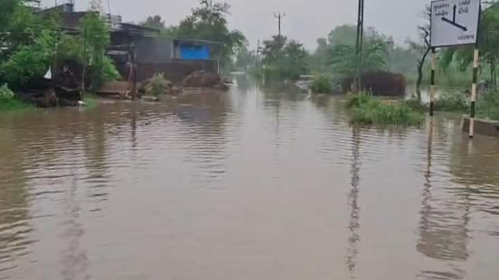 અવિરત વરસાદના કારણે નદીની કોતરોમાં ભરપૂર પાણીની આવક થઇ રહી છે. કુકરમુંડા તાલુકાના ઈટવાઈથી ફૂલવાડી માર્ગ પર પાણી ફરી વળતા બંધ કરાયો હતો. માર્ગ બંધ થતા કુકરમુંડા તાલુકાના છ ગામ સંપર્ક વિહોણા બન્યા હતા.