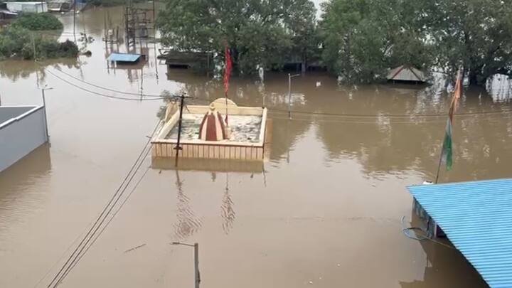 મહીસાગરમાં ધોધમાર વરસાદથી નદી-નાળા છલકાયા હતા. પાનમ નદી પરનો ચેકડેમ ઓવરફ્લો થયો હતો. લુણાવાડાની વેરી નદીમાં પણ નવા નીર આવ્યા હતા. નદીમાં નવા નીર આવતા ખેડૂતો ખુશખુશાલ જોવા મળ્યા હતા.