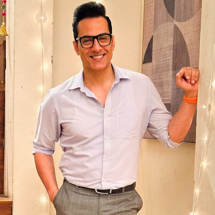 सुधांशु पांडे को अब वनराज शाह के नाम से भी जाना जाता है. अनुपमा में ये किरदार निभाकर उनके पॉपुलैरिटी में जबरदस्त इजाफा हुआ है. इसके साथ ही एक्टर अपने फिटनेस को लेकर भी सुर्खियों बटोरते हैं.