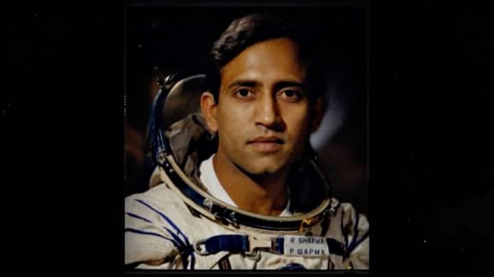মহাকাশে পৌঁছনো রাকেশের স্বাস্থ্যের খবরও নিয়েছিলেন ইন্দিরা। রাকেশ তাঁকে জানিয়েছিলেন, তিনি সুস্থই আছেন। কিন্তু পৃথিবীর চেয়ে মহাকাশে বেশি খিদে পাচ্ছে তাঁর, তাই বেশি খেয়ে ফেলছেন।