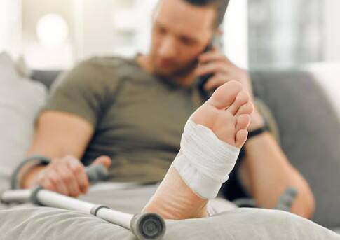 चोट या मोच में प्राकृतिक उपचार: अगर आपको हल्की सी मोच या अंदरूनी चोट लगी हो, तो भुनी हुई हल्दी का सेवन शरीर की रिकवरी प्रक्रिया को तेज करता है. यह दर्द को भी कम करता है.