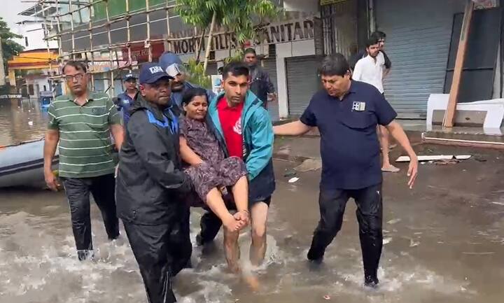 અમદાવાદના CTM વિસ્તારમાં આવેલા એક શૈક્ષણિક સંકુલમાં પાણી ભરાયા હતા. એક શૈક્ષણિક સંકુલમાં 3 શાળાઓમાં 900 વિધાર્થીઓ અભ્યાસ કરે છે. વરસાદના 12 કલાક બાદ પણ શાળાના વર્ગખંડમાં પાણી ભરાયેલા છે. શાળાના વર્ગખંડમાં પાણી ભરતા બાળકોને રજા આપવામાં આવી હતી. પાણીના નિકાલની વ્યવસ્થા ન હોવાના કારણે બાળકોના અભ્યાસ પર અસર પડી રહી છે. અમદાવાદ મ્યુનિસિપલ કોર્પોરેશનના પાપે બાળકોનો અભ્યાસ પણ બગડી રહ્યો છે.