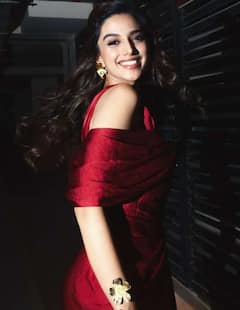 Meenaakshi Chaudhary: రెడ్ డ్రెస్‌లో అందాల మీనాక్షి చౌదరి - క్యూట్ లుక్స్‌తో యూత్ మనసు దోచేస్తోంది మరి