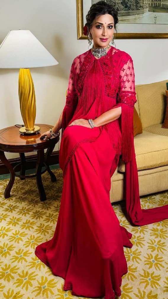 सोनाली बेंद्रेचा देसी लूक; लाल साडीत दिसतेय झकास