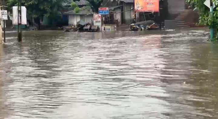 સુરતના લિંબાયત મીઠી ખાડી વિસ્તારના રસ્તાઓ પર ખાડીપૂરના પાણી ફરી વળ્યા છે. તો અનેક સોસાયટીઓમાં પણ જળબંબાકારના દ્રશ્યો જોવા મળી રહ્યાં છે. ખાડીપુરથી અસરગ્રસ્તોની મદદે પ્રશાસન આવ્યું છે. અસરગ્રસ્ત લોકો સુધી પીવાનું પાણી, જીવન જરૂરીયાતની ચીજવસ્તુઓ ઉપરાંત અન્ય સેવા પહોંચાડવાની સૂચના અપાઈ છે.