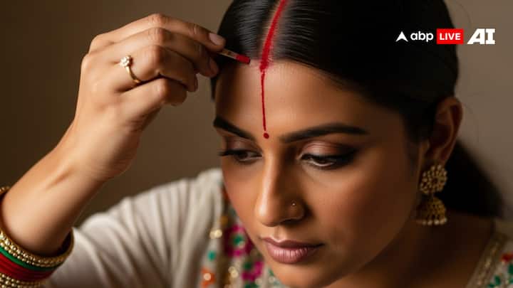 हिंदू धर्म में सुहागिन महिलाओं के लिए सिंदूर का काफी महत्व होता है. इसे सुहाग का प्रतीक भी माना जाता है. आज जानेंगे आखिर कहां से हुई थी सिंदूर लगाने की शुरुआत?