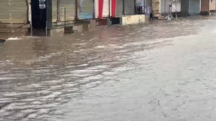 નવસારીના ચીખલીના આમધરા ગામમાં સ્કૂલમાં પાણી ભરાયા હતા. શાળામાં પાણી ભરાઈ જતા વિદ્યાર્થીઓને હાલાકીનો સામનો કરવો પડી રહ્યો છે. શાળા પ્રવેશોત્સવ પહેલા પાણી ભરાતા સમસ્યા વધી હતી.