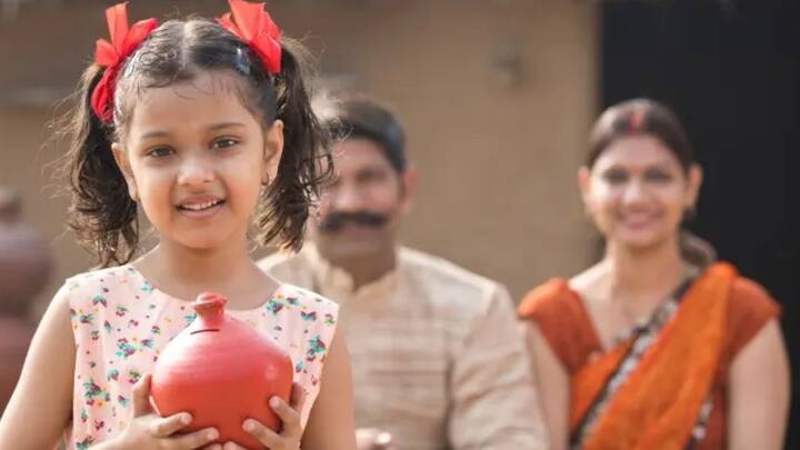 बेटियों के भविष्य के लिए अगर आप निवेश करना चाहते हैं तो सुकन्या समृद्धि योजना सबसे बेस्ट है. यह योजना सिर्फ लड़कियों के लिए है जिसमें उच्च ब्याज दर मिलती है. इसके अलावा टैक्स में छूट और लॉन्ग टर्म सेविंग का विकल्प भी मिलता है जिससे पढ़ाई और शादी जैसे खर्च कवर किए जा सकते हैं.