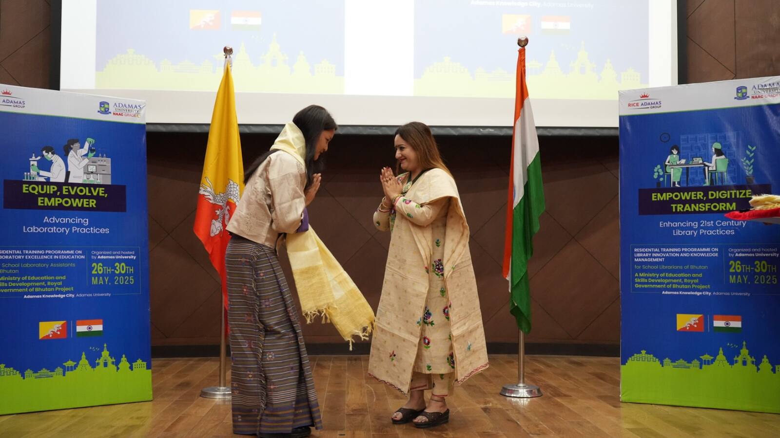 অ্যাডামাস বিশ্ববিদ্যালয়ের স্কুল অফ এডুকেশন এবং আন্তর্জাতিক সম্পর্ক বিভাগের ডিন অধ্যাপক (ড.) শৌলি মুখার্জি ক্যাম্পাসে অনুষ্ঠিত আবাসিক প্রশিক্ষণ কর্মসূচির সময় ভুটানের এক শিক্ষকের সঙ্গে আলাপচারিতায়