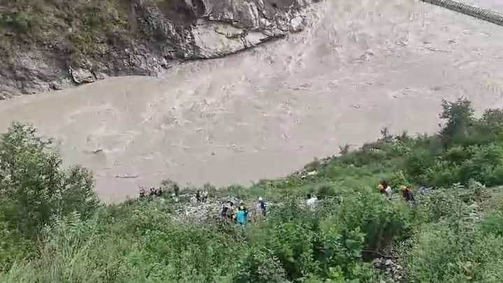 राहत एवं बचाव कार्यों में नदी का तेज बहाव चुनौती बना हुआ है लेकिन बचाव दल स्थानीय लोगों के साथ मिलकर लगातार श्रद्धालुओं की खोजबीन कर रहे हैं.