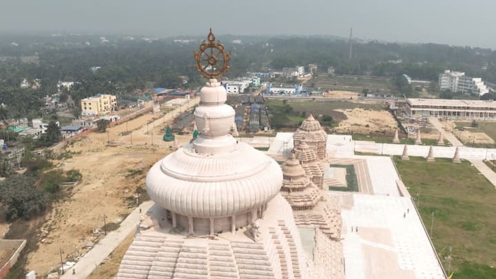 জ্বর হওয়ার পর বলরাম, সুভদ্রা, জগন্নাথদেবকে নবযৌবন বেশ পরানো হয়। আজই নেত্র উৎসব, কাল জগন্নাথদেবের নন্দীঘোষ, বলরামের তালধ্বজ ও সুভদ্রার দর্পদলন বা পদ্মধ্বজের যাত্রা।