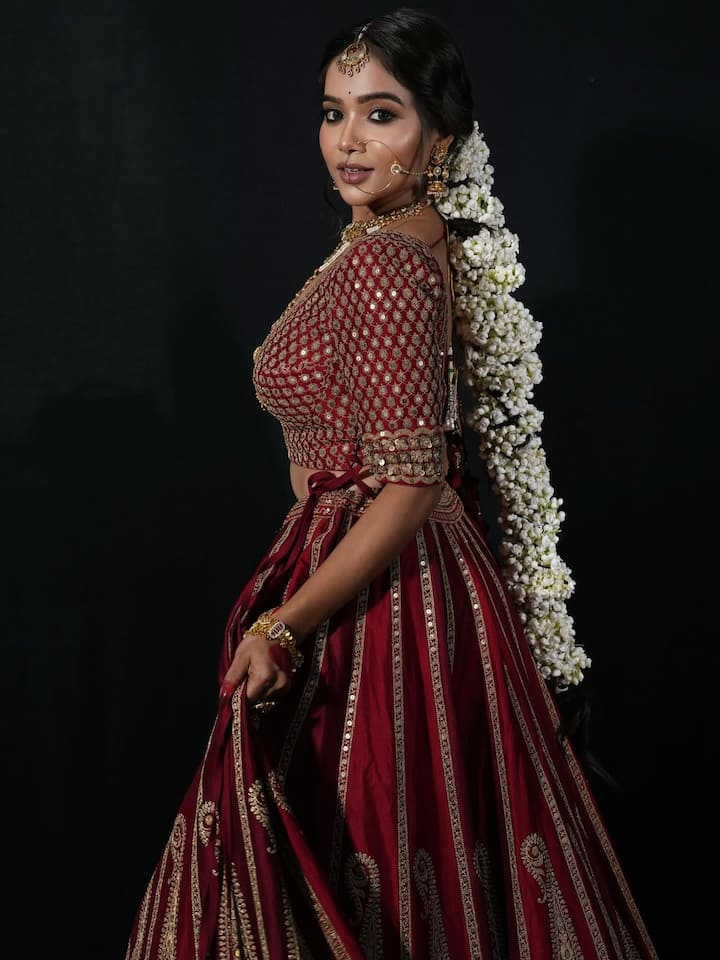 The actress recently shared some pictures on her Instagram. In these pictures, the actress is seen in a bridal look. The actress recently shared some pictures on her Instagram. In these pictures, the actress is seen in a bridal look.