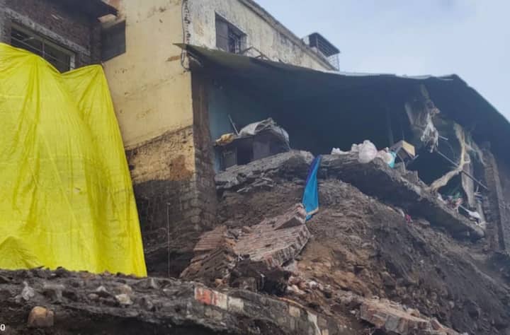 माहूर गडावरील रेणुका देवी मंदिराची संरक्षण भिंत कोसळल्याची घटना घडली आहे.