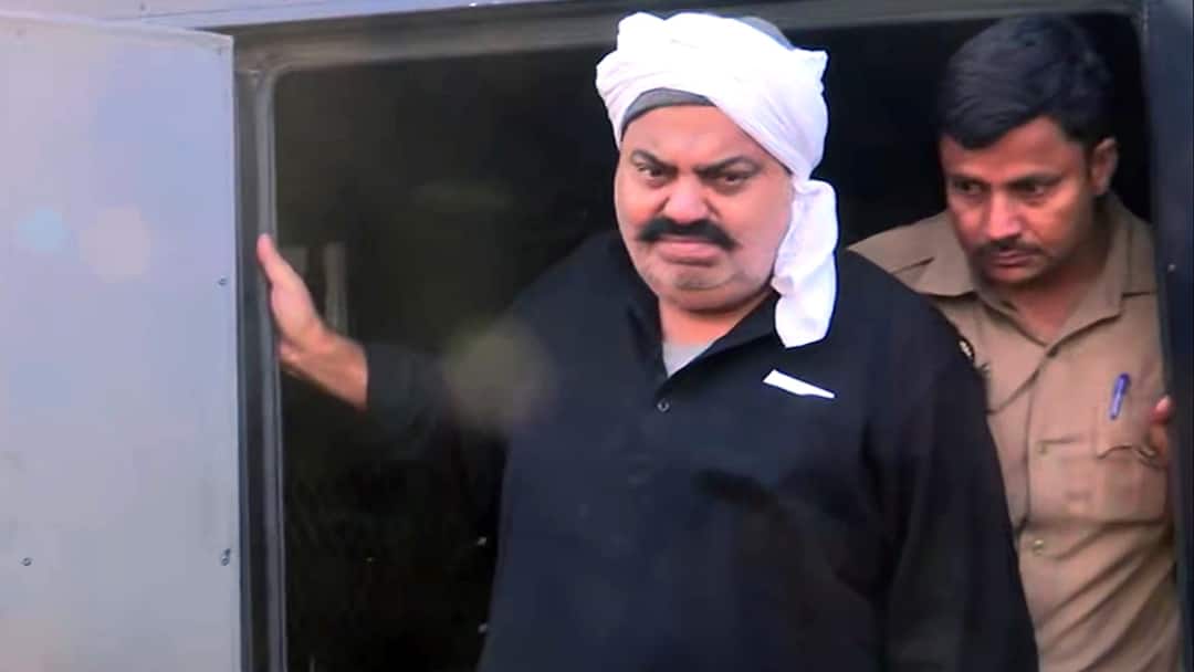 प्रयागराज में अतीक अहमद के गुर्गों पर बड़ा एक्शन, कब्जे से मुक्त कराई 48 बीघा सरकारी जमीन Prayagraj SDM action againt Atiq Ahmed henchmen freed 48 bighas government land प्रयागराज में अतीक अहमद के गुर्गों पर बड़ा एक्शन, कब्जे से मुक्त कराई 48 बीघा सरकारी जमीन