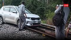 महिला ने रेलवे ट्रैक पर दौड़ा दी कार! मच गया बवाल, तेलंगाना से जुड़ी घटना का वीडियो वायरल