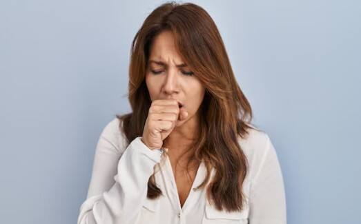 सर्दी-खांसी में राहत: भुनी हुई हल्दी को गर्म पानी या शहद के साथ लेने से गले की खराश और बलगम में आराम मिलता है. यह शरीर को अंदर से गर्म करती है और इम्यूनिटी मजबूत बनाती है.