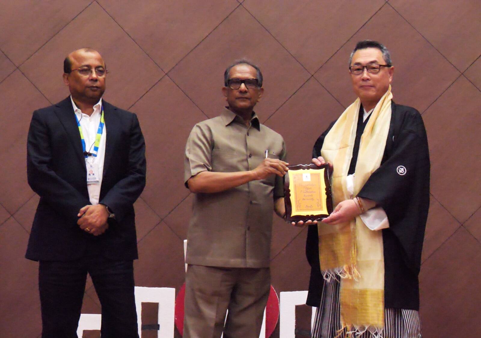 মাননীয় আচার্য অধ্যাপক (ড.) সমিত রায় এবং মাননীয় উপাচার্য অধ্যাপক সুরঞ্জন দাস কলকাতায় জাপানের মাননীয় ডেপুটি কনসাল জেনারেল মি. অশিদা কাটসুনোরির সঙ্গে সৌহার্দ্যপূর্ণ আলাপচারিতায়