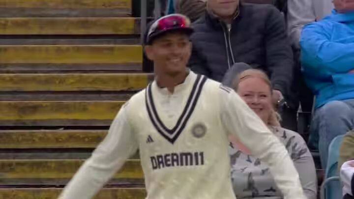 इंग्लंडमध्ये हवामान थंड असते, चेंडू हातांना जोरात लागतो. म्हणूनच क्षेत्ररक्षक त्यांच्या हातावर टेप बांधतात. जेव्हा तुम्ही तुमच्या हातावर पट्टी बांधता तेव्हा चेंडू टेपवर उसळतो आणि हातातून निसटतो. सदर सामन्यात यशस्वी जैस्वालने देखील हातावर टेप बांधली होती, असं मोहम्मद कैफने सांगितले. (image credit- bcci)