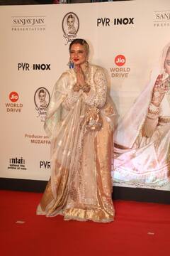 सुर्ख लाल लहंगे में पहुंचीं तब्बू, तो हेमा मालिनी ने साड़ी में ढाया कहर, ‘उमराव जान’ की स्क्रीन में सजधज के पहुंचे स्टार्स