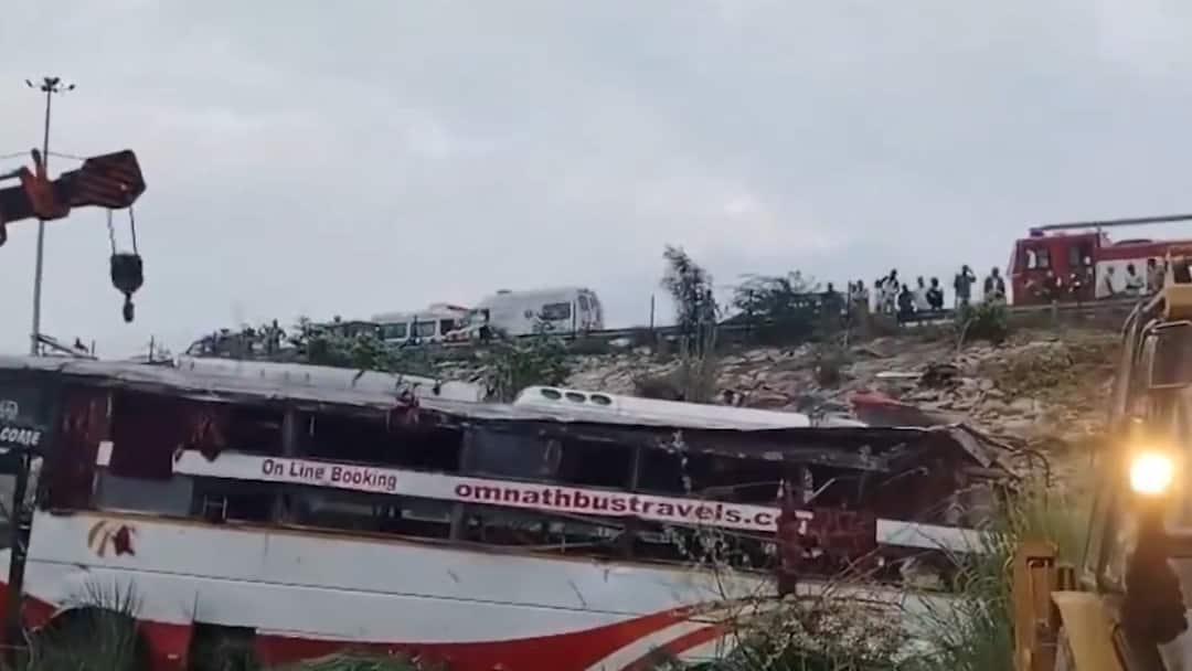 बिहार से दिल्ली जा रही डबल डेकर बस का एक्सीडेंट, भीषण हादसे में 2 की मौत, 35 घायल up news bus Bihar to Delhi skidded off the Agra-Lucknow Expressway बिहार से दिल्ली जा रही डबल डेकर बस का एक्सीडेंट, भीषण हादसे में 2 की मौत, 35 घायल