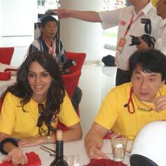 रोमँटिक फोटो शेअर करत अभिनेत्री मल्लिका शेरावतची जॅकी चॅनसाठी खास पोस्ट