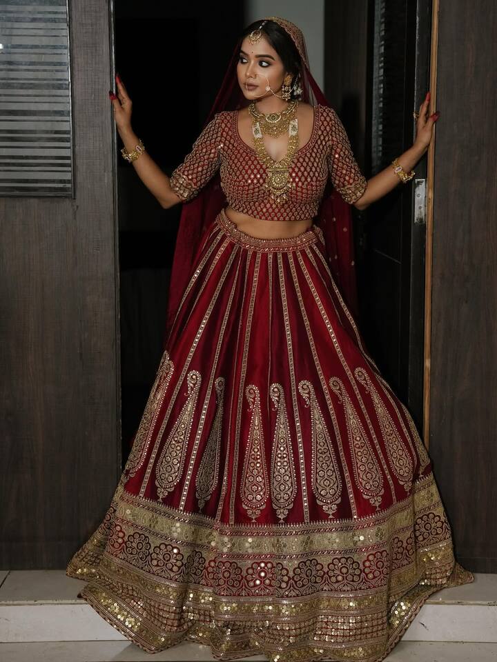 Manisha completed her look with gold jewelery. Fans are shocked to see him as a bride. They feel that the actress has done a secret wedding.