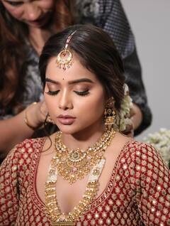 किसकी दुल्हन बनीं मनीषा रानी? लाल जोड़े में सोलह श्रृंगार करके दिए पोज, कैमरे में फ्लॉन्ट की मेहंदी