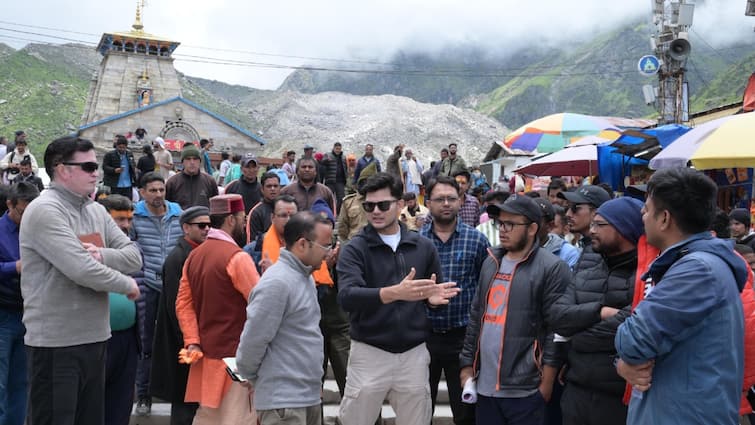 Uttarakhand Rudraprayag youngest DM Prateek Jain in full action after taking charge ann रुद्रप्रयाग की जिम्मेदारी मिलते ही फुल एक्शन में दिखे DM प्रतीक जैन, पैदल किए बाबा केदार के दर्शन