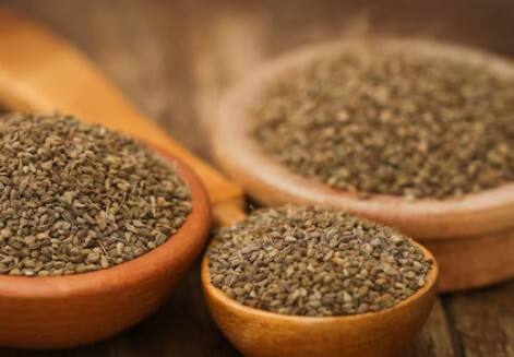 अजवाइन: अजवाइन का सेवन बच्चों की पाचन क्रिया को सुधारता है और पेट के कीड़े खत्म करता है. 1 चुटकी अजवाइन को गुड़ के साथ मिलाकर सुबह देने से फायदा होता है.