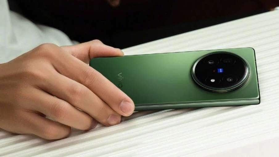 Vivo એ લૉન્ચ કર્યો પોતાનો સૌથી પાતળો ફૉલ્ડેબલ સ્માર્ટફોન, Samsung નું વધ્યું ટેન્સન vivo launched its best and most awaited vivo x fold 5 with thinnest bezel and 50mp camera ahead of samsung galaxy z fold 7 Vivo એ લૉન્ચ કર્યો પોતાનો સૌથી પાતળો ફૉલ્ડેબલ સ્માર્ટફોન, Samsung નું વધ્યું ટેન્સન