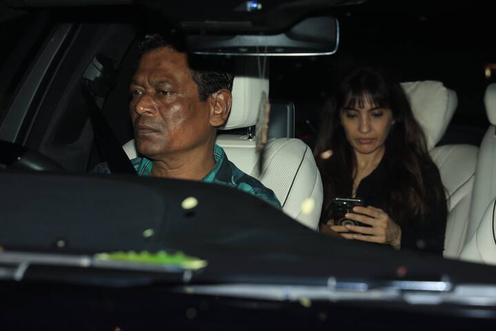 He carried a flix hairstyle. He also carried a no makeup look. She looked very beautiful in the whole look.