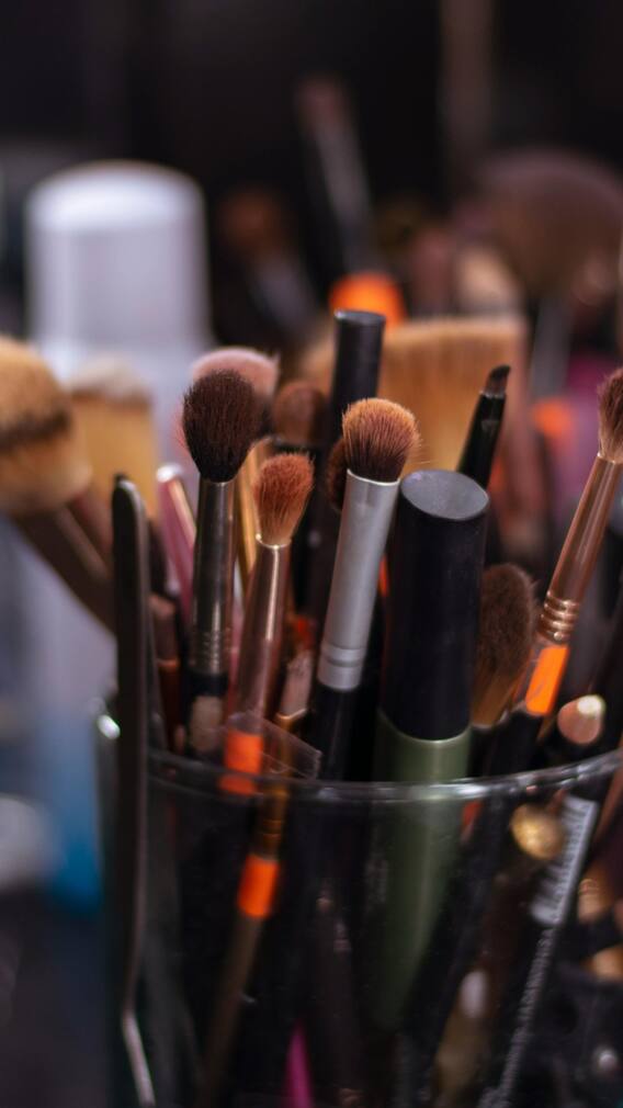 मेकअप आर्टिस्ट बनने के लिए करना पड़ता है यह कोर्स