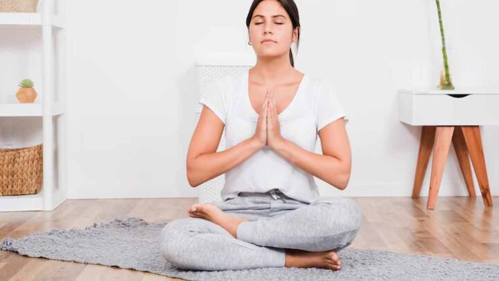 ज्यादा से ज्यादा कैलोरी बर्न करने के लिए सबसे पहला आसन सूर्य नमस्कार है. यह एक पूरा वर्कआउट है जिसमें 12 योग स्टेप्स होते हैं. यह पूरे शरीर की मांसपेशियों पर असर करता है. सूर्य नमस्कार करने से हार्ट बीट तेज होती है, जिससे फैट जलता है. इसके अलावा इससे शरीर में ज्यादा ऑक्सीजन जाती है, मेटाबॉलिज्म तेज होता है और कैलोरी बर्न होती है. एक्सपर्ट्स के मुताबिक, सूर्य नमस्कार करने से 80-90 कैलोरी तक बर्न हो सकती है.