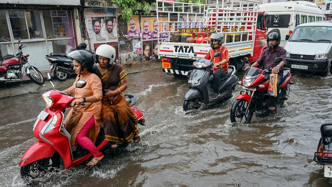 Kerala On Alert As Mullaperiyar Nears Limit; Heavy Rains Flood Low-Lying Areas, Red Warning In 3 Places Kerala Weather Alert Mullaperiyar Nears Limit; Heavy Rains Flood Low-Lying Areas Red Warning In 3 Places Wayanad Kerala On Alert As Mullaperiyar Nears Limit; Heavy Rains Flood Low-Lying Areas, Red Warning In 3 Places