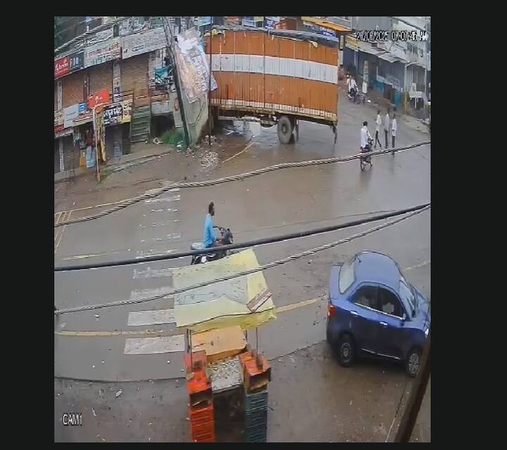 या धडकेत दुचाकीस्वार रस्त्यावर फेकला गेला. त्यानंतर वेगात असलेला कंटेनर थेट रस्त्यालगतच्या घराच्या भिंतीवर आदळला आणि घरात घुसला.