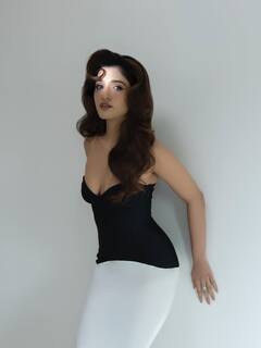 Nidhi Shah Photos: 'અનુપમા'ની સંસ્કારી વહુનો બોલ્ડ લુક જોઈને ચાહકો દંગ, ઑફ-શોલ્ડર ગાઉનમાં આપ્યા પોઝ