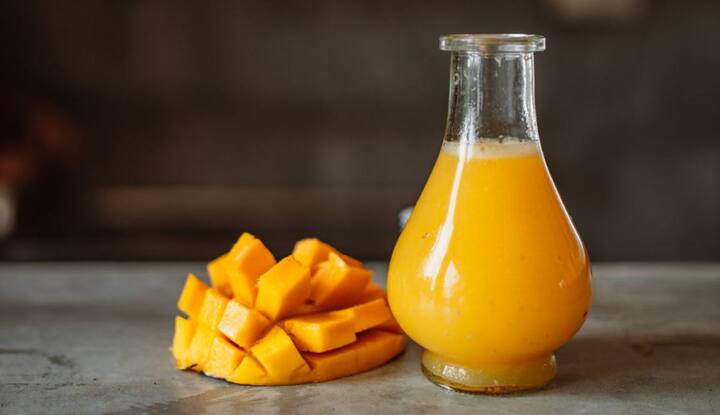 मॉनसून में आम खाने से पहले आपको आम को अच्छे से धोकर खाना चाहिए. इसके अलावा ओवरराइप या कटे फटे आम नहीं खाने चाहिए. वहीं मॉनसून के मौसम में आम को फ्रिज में रखने की बजाय सुखी जगह पर रखना चाहिए. साथ ही मॉनसून में आपको कम मात्रा में भी आम खाने चाहिए अगर आपको पेट या एलर्जी की समस्या है तो मॉनसून के मौसम में आपके लिए आम न खाना ही ज्यादा बेहतर होगा.