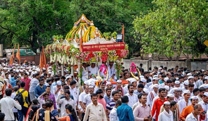 संत ज्ञानेश्वर आणि संत तुकाराम महाराज यांचे पालखी सोहळे हळुहळू पंढरपूरच्या दिशेने येत असताना या लाखो भाविकांना निवासाच्या ठिकाणी चिखलाचा त्रास होऊ नये यासाठी सोलापूर जिल्ह्यातील सर्व पालखीतळ यांचे मजबूतीकरण करण्याचे काम पूर्ण झाले आहे.