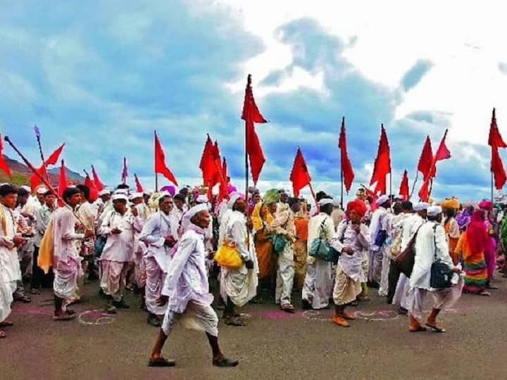 यावर्षी पालखी प्रस्थानापूर्वीपासूनच पावसाची जोरदार बॅटिंग सुरू असल्याने सर्वत्र पाऊस आणि चिखल याचा त्रास होण्याची भीती भाविकांना होती.