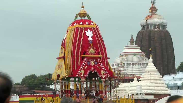 শুক্রবার সেই সোনার ঝাড়ু দিয়ে রাস্তা পরিষ্কার করে রথের রশিতে টান দিয়ে রথযাত্রার সূচনা করবেন মুখ্যমন্ত্রী।