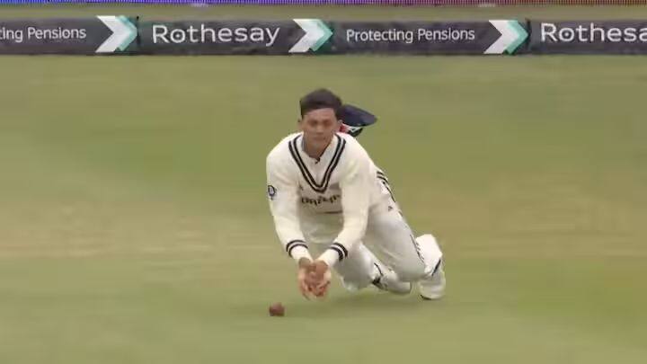 यशस्वी जैस्वालने इंग्लंडविरुद्धच्या पहिल्या कसोटीच्या पहिल्या डावात शानदार शतक झळकावले. मात्र त्याने सामन्यात अनेक झेल सोडले. त्यामुळे यशस्वी जैस्वालला सोशल मीडियावर नेटकऱ्यांनी ट्रोलही केले.(image credit- bcci)