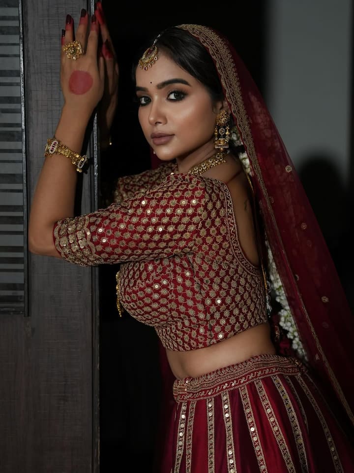 By sharing Manisha Nephotose, the actress wrote, 'Nobody is coming, I am still waiting for my Mehboob.'
