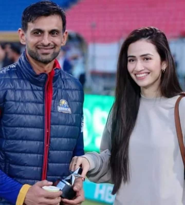 Shoaib Malik and Sana Javed: पाकिस्तानी क्रिकेटर शोएब मलिक ने भारत की पूर्व टेनिस प्लेयर सानिया मिर्जा से तलाक के बाद सना जावेद के साथ निकाह किया. दोनों की उम्र में 11 साल का अंतर है. 1 फरवरी 1982 को जन्मे शोएब की उम्र 43 साल है. सना 32 साल की हैं.