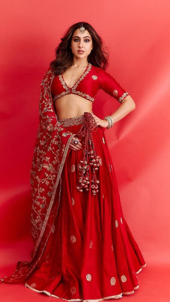 साराचा रेड लूक; दिसतेय लवंगी मिरची!