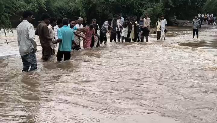 સુરતના લિંબાયત મીઠી ખાડી વિસ્તારના રસ્તાઓ પર ખાડીપૂરના પાણી ફરી વળ્યા છે. તો અનેક સોસાયટીઓમાં પણ જળબંબાકારના દ્રશ્યો જોવા મળી રહ્યાં છે. ખાડીપુરથી અસરગ્રસ્તોની મદદે પ્રશાસન આવ્યું છે. અસરગ્રસ્ત લોકો સુધી પીવાનું પાણી, જીવન જરૂરીયાતની ચીજવસ્તુઓ ઉપરાંત અન્ય સેવા પહોંચાડવાની સૂચના અપાઈ છે.