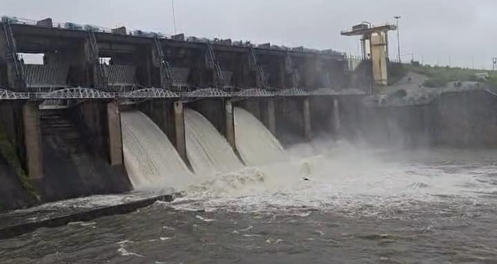 તાપી જિલ્લામાં સાર્વત્રિક વરસાદ વરસ્યો હતો. છેલ્લા 2 કલાકમાં ડોલવણમાં સૌથી વધુ ચાર ઈંચ વરસાદ વરસ્યો હતો.વાલોડમાં દોઢ ઈંચ વરસાદ ખાબક્યો હતો. સતત વરસાદથી નદીઓમાં નવા નીરની આવક થઇ રહી છે.