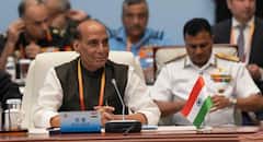 सिर झुकाए बैठे रहे PAK के रक्षा मंत्री ख्वाजा आसिफ, दोस्त चीन के सामने सुनाते रहे राजनाथ सिंह, ड्रैगन भी शर्म से हुआ लाल