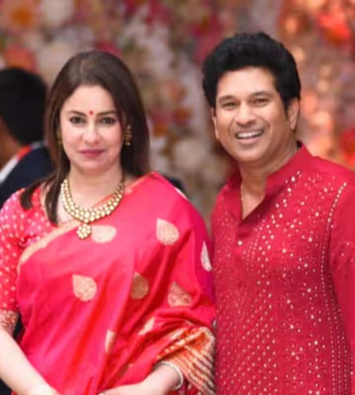 Sachin Tendulkar & Anjali Tendulkar: क्रिकेट के भगवान कहे जाने वाले सचिन तेंदुलकर और उनकी पत्नी अंजलि तेंदुलकर की लव स्टोरी किसी फ़िल्मी सीन से कम नहीं है. दोनों एयरपोर्ट पर मिले थे. अंजलि तेंदुलकर सचिन से उम्र में करीब 5 साल बड़ी हैं. 24 अप्रैल 1973 को जन्मे सचिन तेंदुलकर अभी 52 साल के हैं. अंजलि तेंदुलकर 57 साल की हैं, उनकी डेट ऑफ़ बर्थ 10 नवंबर 1967 है.